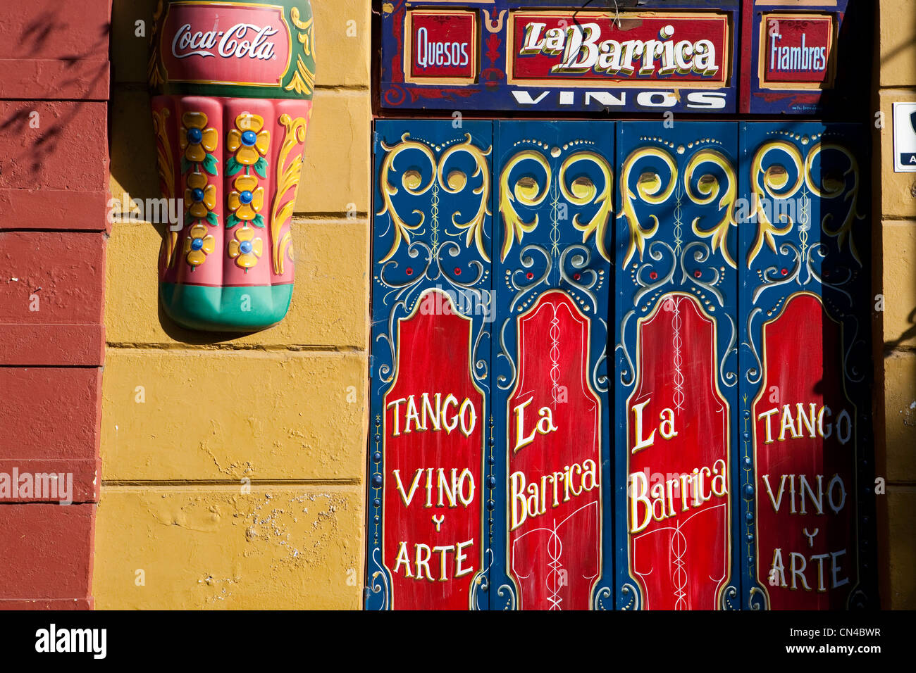 Argentinien, La Boca Bezirk, Magallanes Straße Caminito Street, Fassade ein Lebensmittelgeschäft Stockfoto