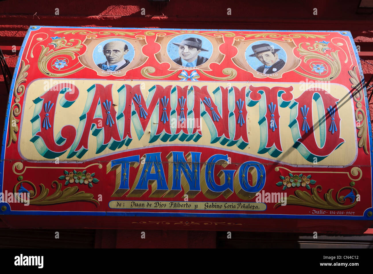 Argentinien, Buenos Aires, La Boca Bezirk, La Perla de Caminito Schild mit Tango-Sänger in Mendoza Avenue in der Nähe von Caminito Stockfoto
