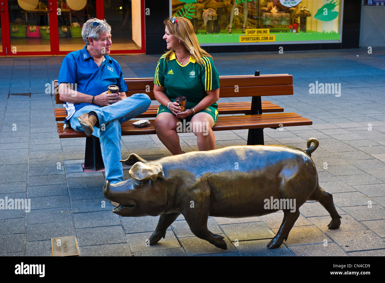 Australien, South Australia, Adelaide, Rundle Mall, die Schweine gemacht durch Marguerite Derricourt - Oliver (auf den Mülleimer), Stockfoto