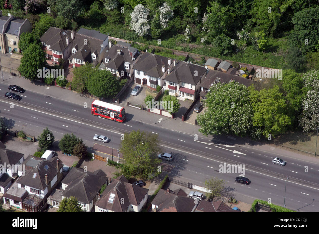 Luftaufnahme von einem Londoner Bus in der Vorstadt Stockfoto