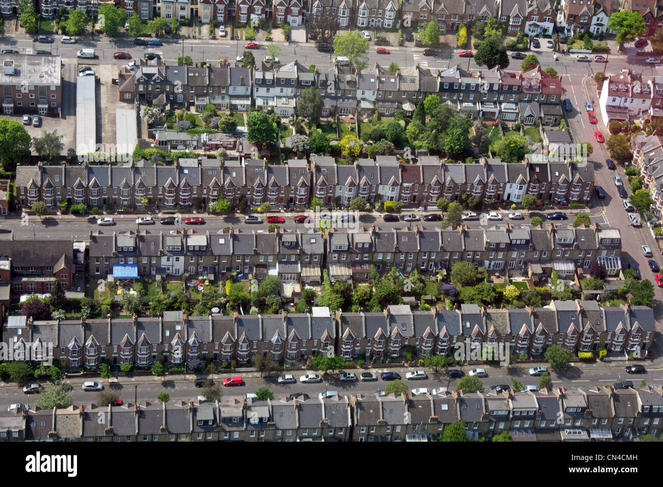 Luftaufnahme von dicht gepackten terrassenförmig angelegten städtischen Wohnraums in London SW19 Stockfoto