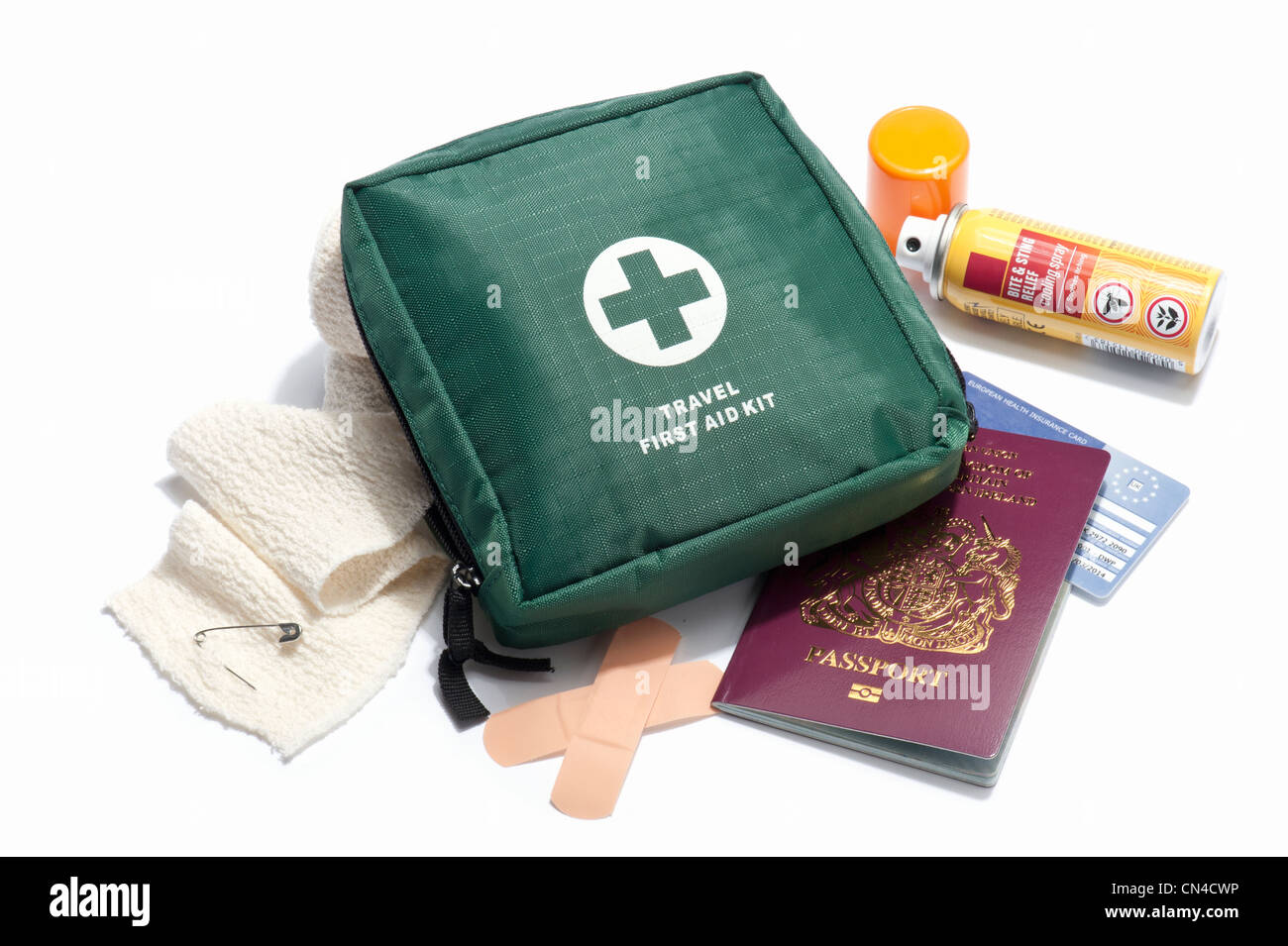 Eine Reise erste-Hilfe-Kit, britischen Reisepass und Europäische Krankenversicherungskarte Stockfoto
