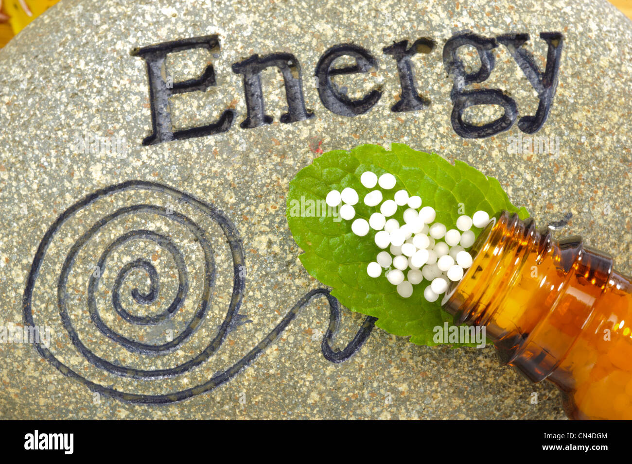 homöopathische Globuli auf Stein von Energie Stockfoto