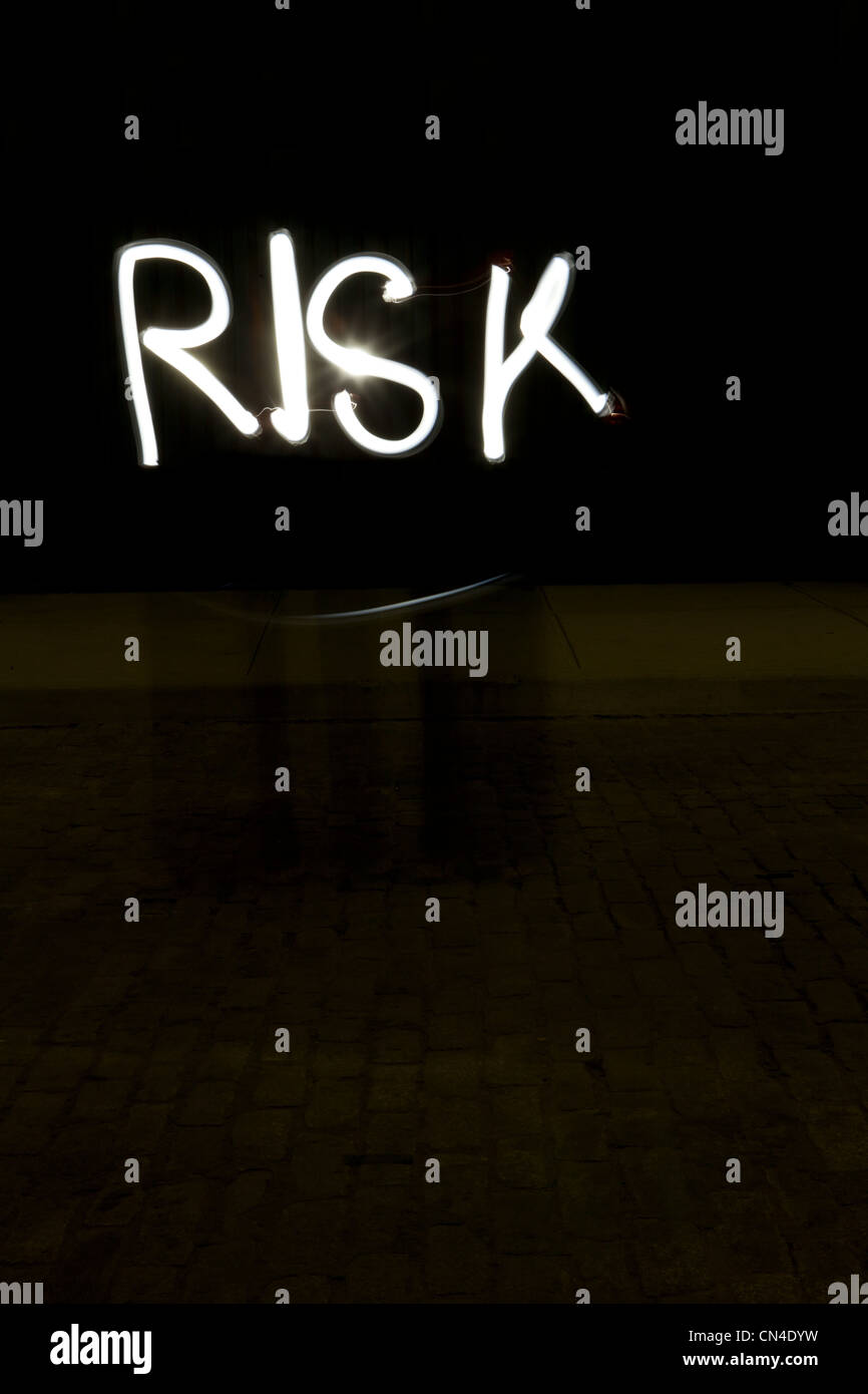 Risiko von Lichtspur in der Nacht geschrieben Stockfoto