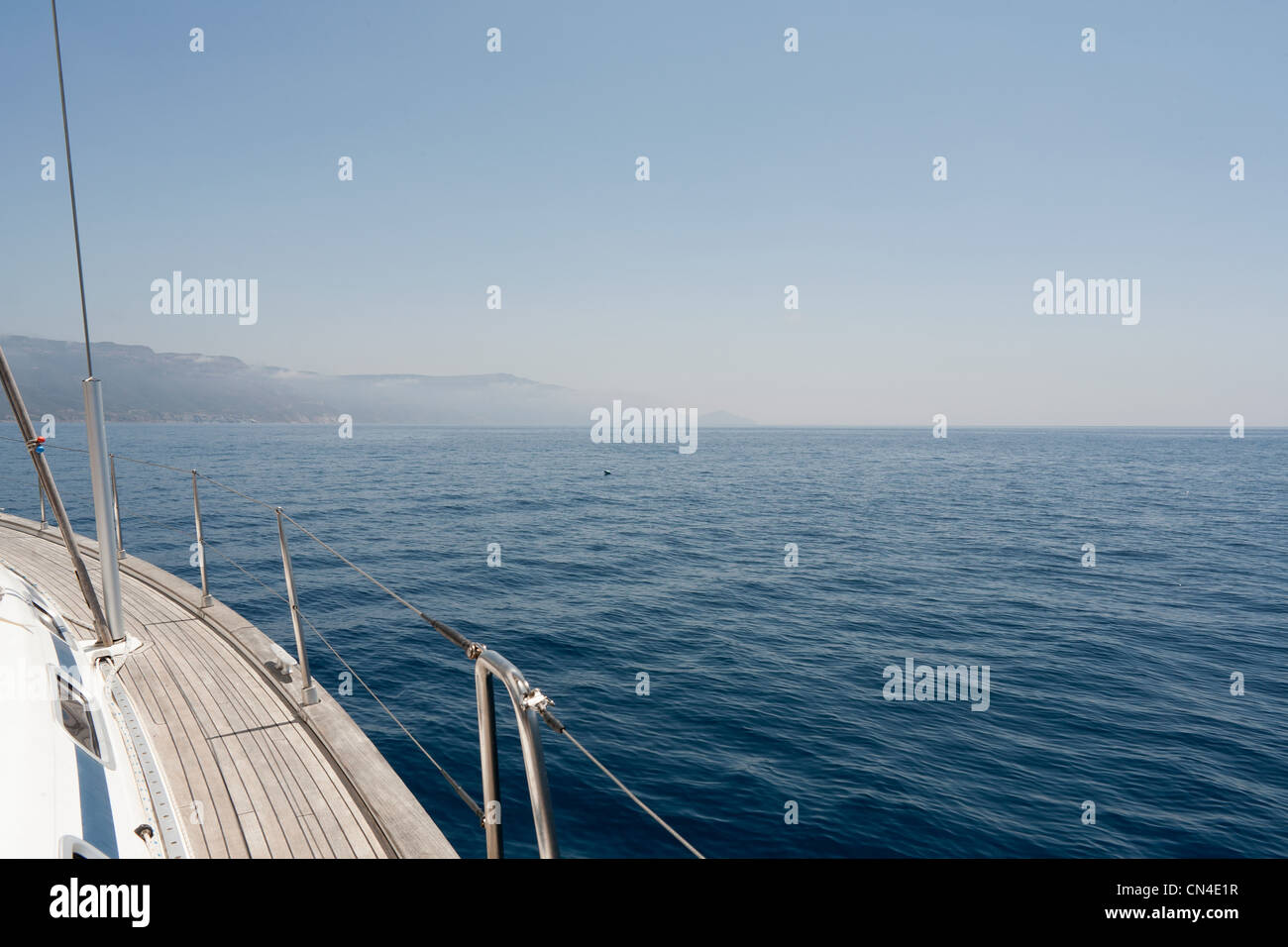 Blick auf die Seite einer Yacht und der Küste Sardiniens Stockfoto
