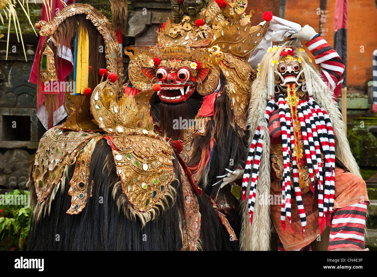 Indonesien, Bali Insel, Batubulan Dorf Barong Tanz, der Barong, König des Geistes, halb Löwe halb Schlange und Assistenten Stockfoto