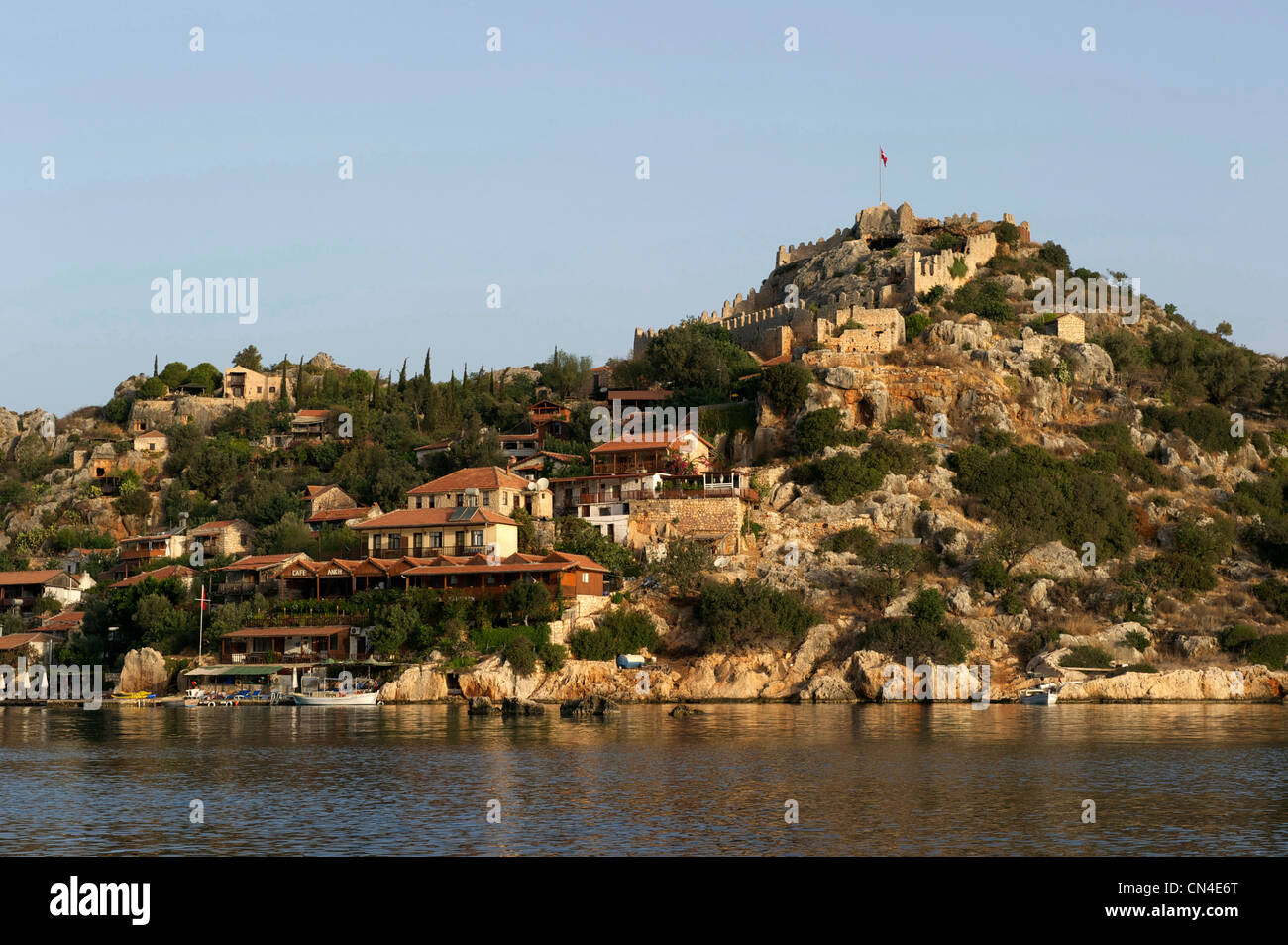 Türkei, Mittelmeerregion, türkische Riviera, Lykien, Kekova Bucht, in der Nähe von Kas, Kalekoy, Blick auf das Dorf und die Festung Stockfoto