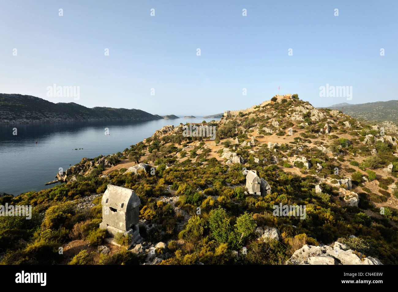 Türkei, Mittelmeerregion, türkische Riviera, Lykien, Kekova Bucht, in der Nähe von Kas, Kalekoy, lykische Sarcophargus und Festung Stockfoto