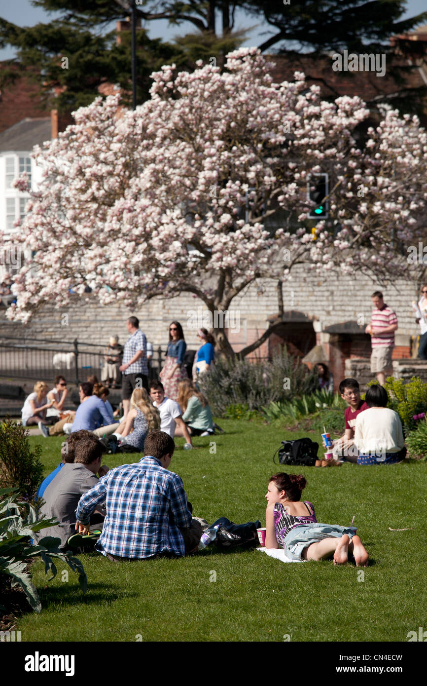 Menschen entspannen Sie am Fluss im Zentrum von Stratford-upon-Avon auf einen ungewöhnlich warmen Märztag. Stockfoto