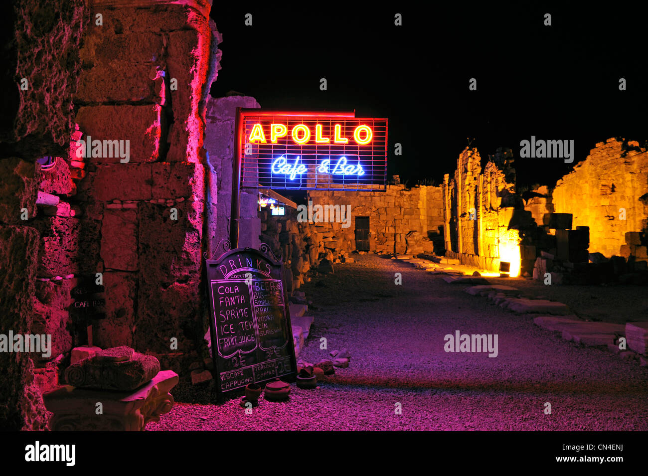 Türkei, Mittelmeerregion, türkische Riviera, Pamphylien, Seite, Apollo Bar in den Ruinen Stockfoto