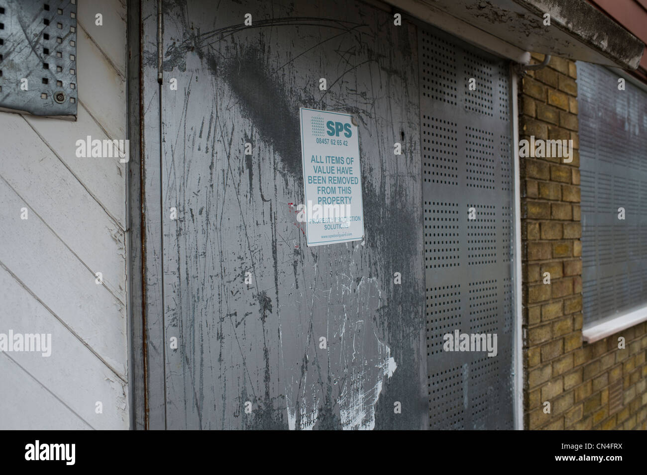 Mit Brettern vernagelt Geschäfte und Wohnungen auf einem berüchtigten Waschbecken Anwesen in Basildon, Essex. Fällig für die Regeneration vor die Rezession geschlagen. Stockfoto