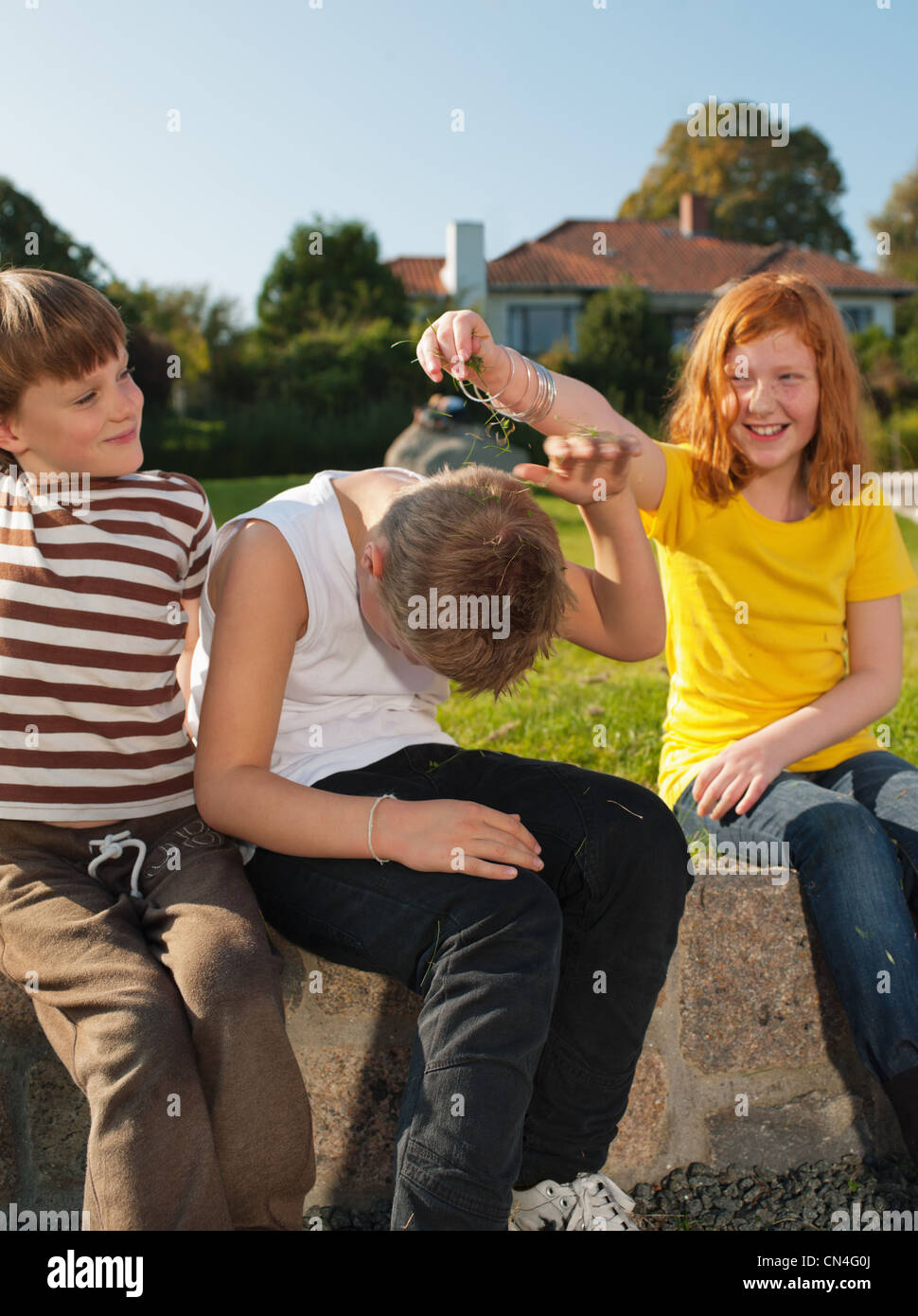 Mädchen, Kopf des jungen Rasen aufsetzen Stockfoto