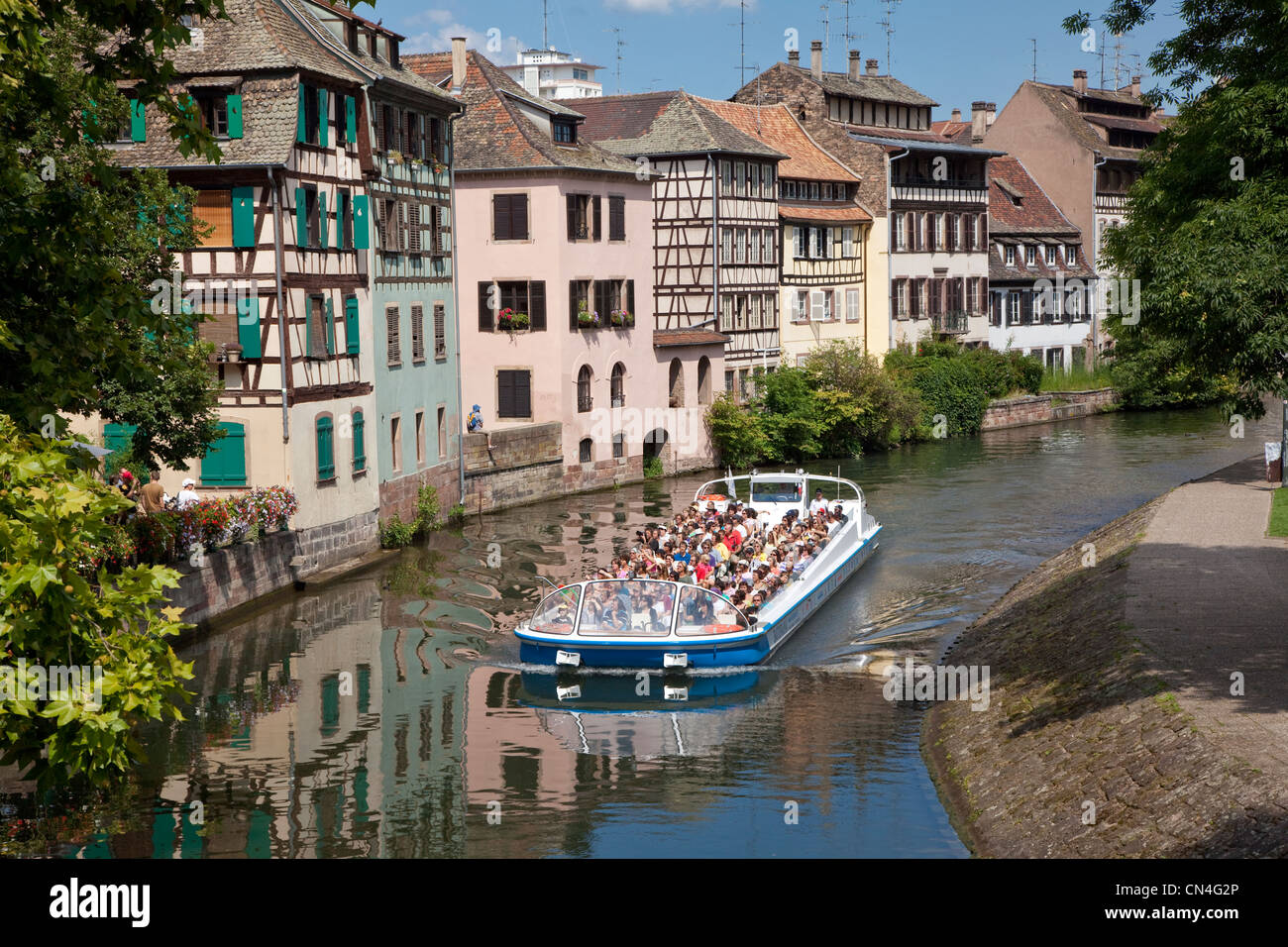 Frankreich, Bas-Rhin, Straßburg, Altstadt Weltkulturerbe von UNESCO, La Petite France-Riverboat für Touristen auf einem Kanal Stockfoto