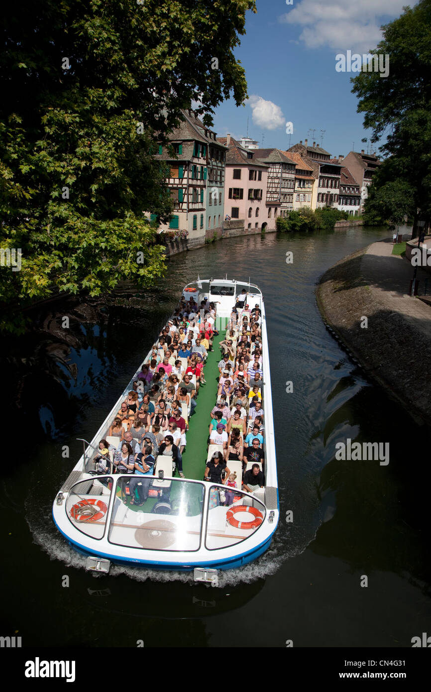 Frankreich, Bas-Rhin, Straßburg, Altstadt Weltkulturerbe von UNESCO, La Petite France-Riverboat für Touristen auf einem Kanal Stockfoto