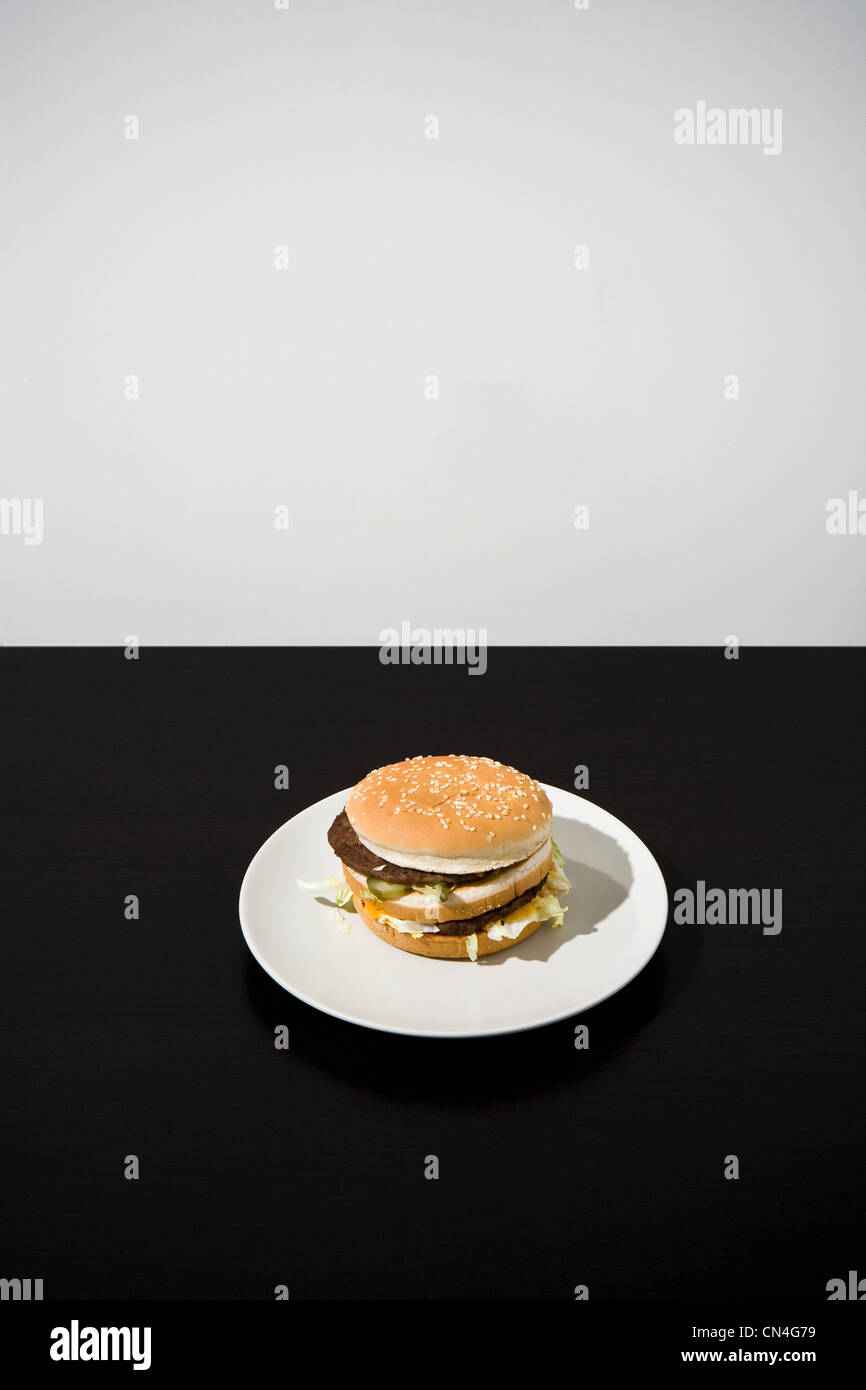 Hamburger auf Platte Stockfoto