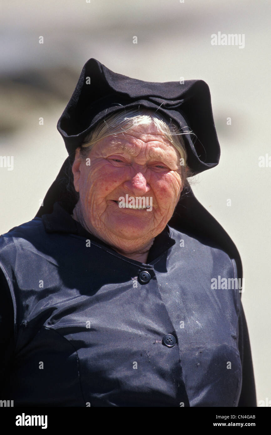 Frankreich, Finistere, Ile de Sein, Frau trägt die Krone von der Ile de Sein Stockfoto
