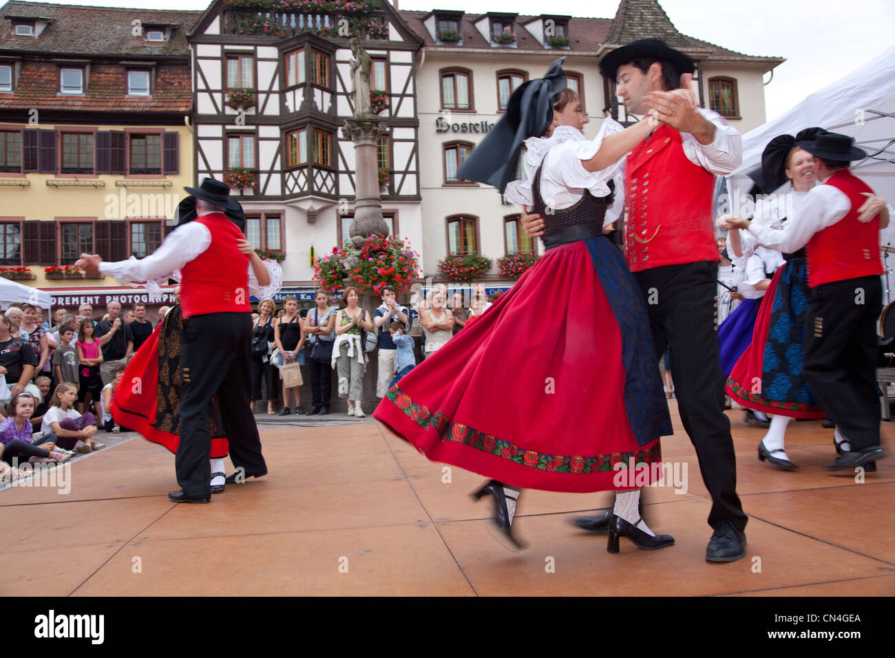 Frankreich, Bas Rhin, Obernai, Elsass traditioneller Tanz während ein Weinfest Stockfoto