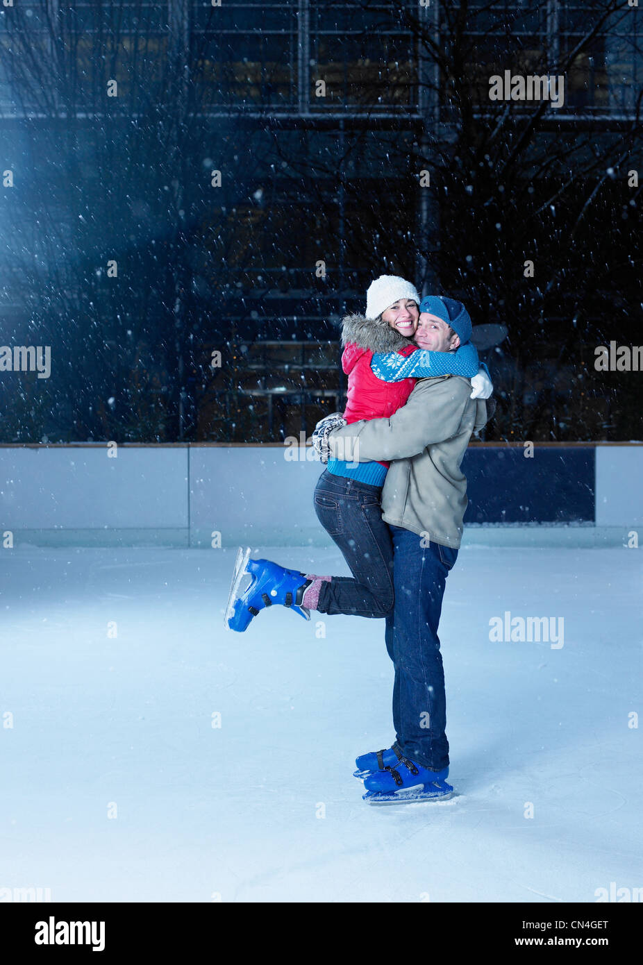 Paar auf einer Eisbahn umarmen Stockfoto