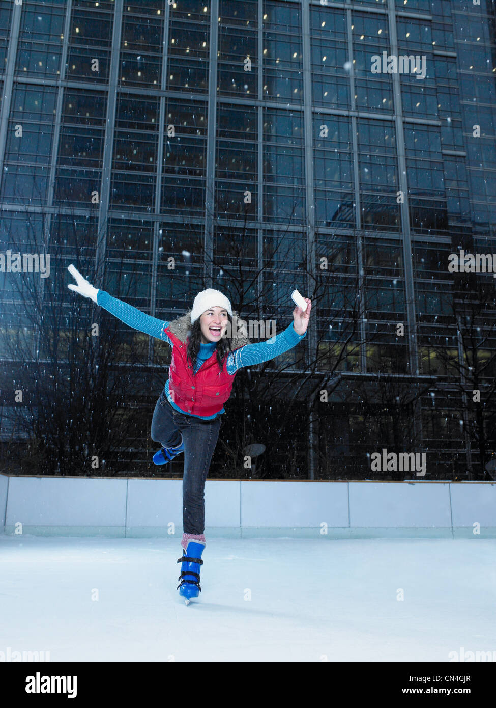 Frau, die ein Foto von sich beim Eislaufen Stockfoto
