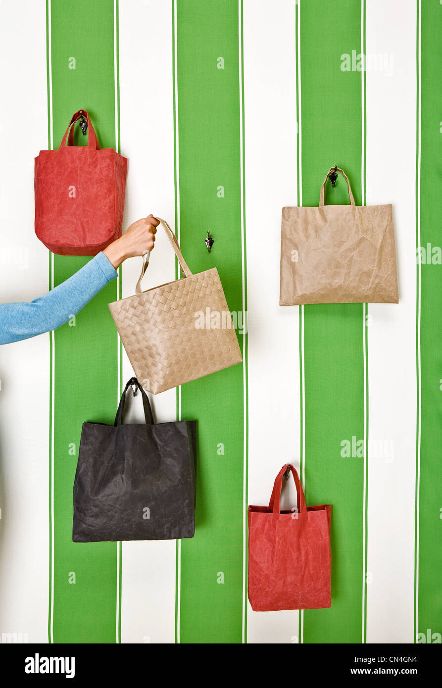 Frau nehmen Tasche aus Anzeige Stockfoto