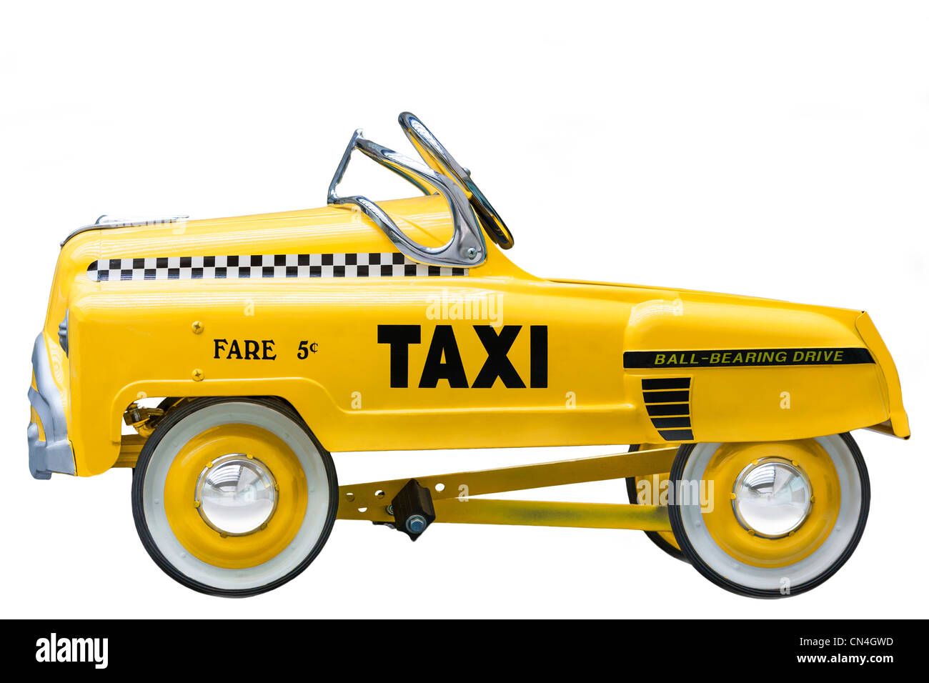 Kid es Größe kleine Version eines Jahrgangs Yellow New York Taxi Cab. Ein Push Fahrrad Tretauto. Schneiden Sie isoliert auf weißem Hintergrund. Stockfoto
