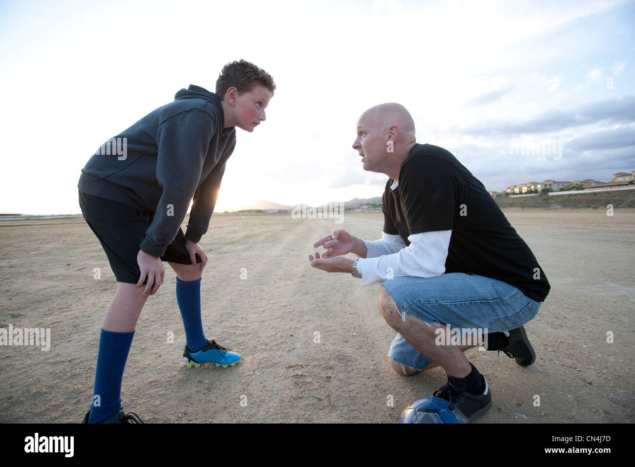 Junge und Fußball-Trainer Stockfoto