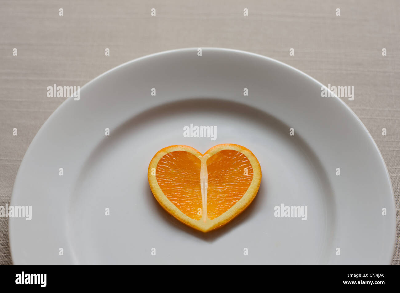 Orange Slice in der Form eines Herzens Stockfoto