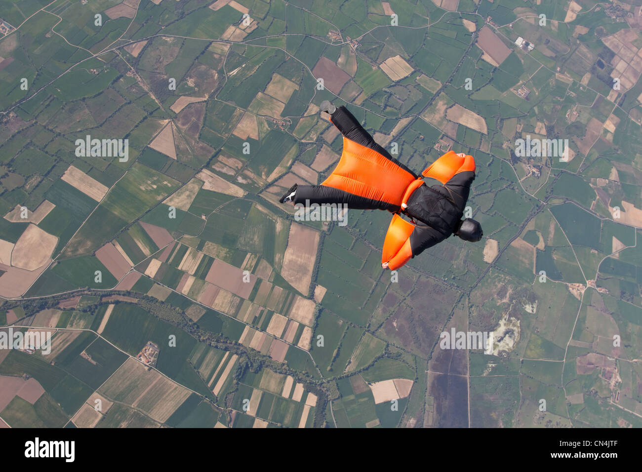 Mann Wingsuit fliegen über Empuriabrava, Spanien Stockfoto