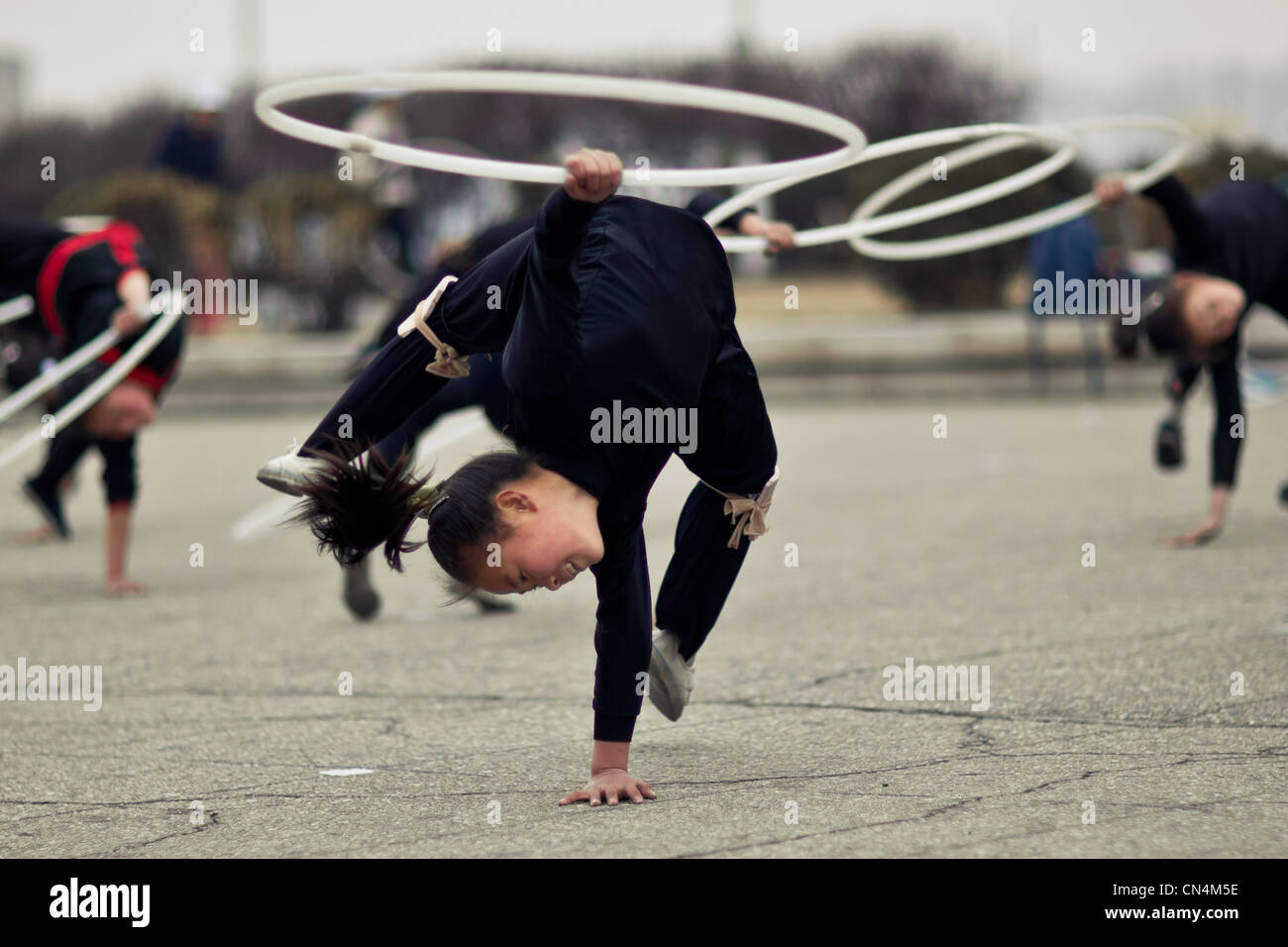 Nordkorea, Pjöngjang, Eisbahn, nordkoreanische Mädchen Proben für die Masse Spiele vor Pyongyang Eisbahn Stockfoto