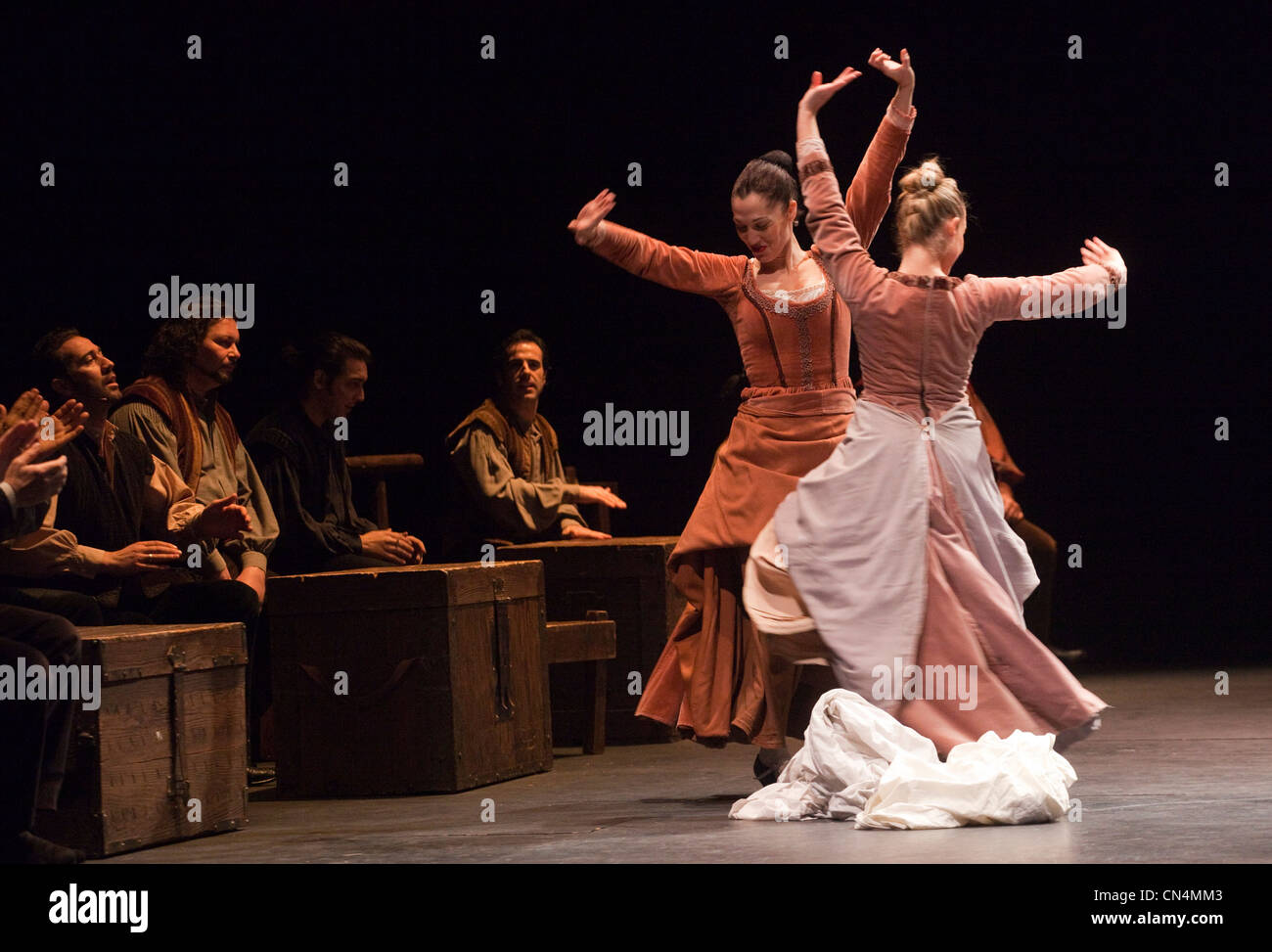 Das Antonio Gades Unternehmen führt "Fuenteovejuna" während das Flamenco-Festival 2012 Sadler es Wells, London. Stockfoto