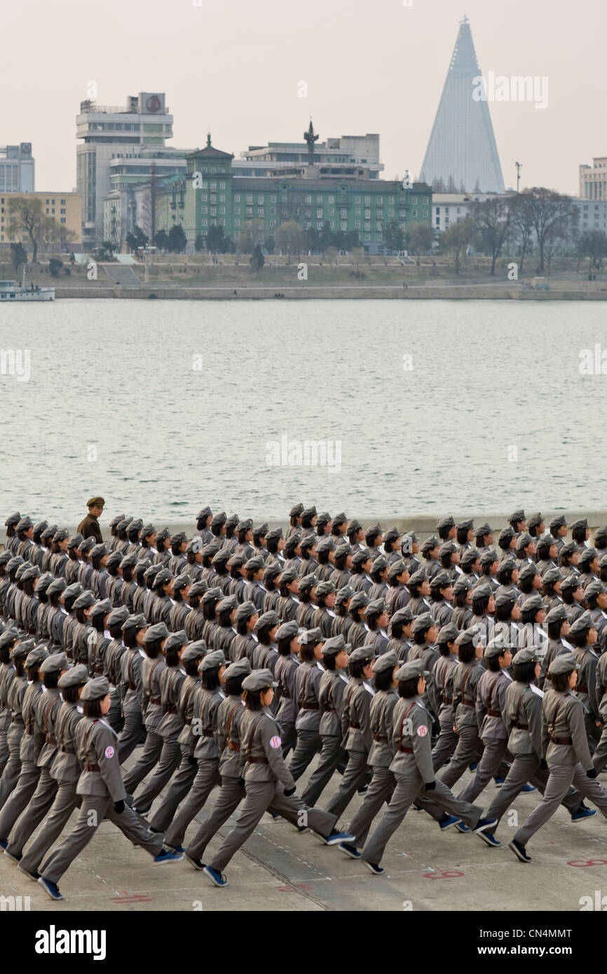 Nordkorea, Pjöngjang, Juche-Turm-Esplanade, Kader von weiblichen Teenagern in Militär Uniformen, Proben für eine parade Stockfoto