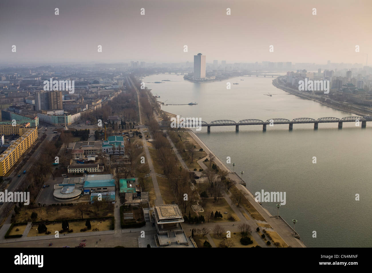 Nordkorea, Pjöngjang, Juche-Turm, erhöhte Ansicht des Flusses Taedong und Yanggak Insel Stockfoto