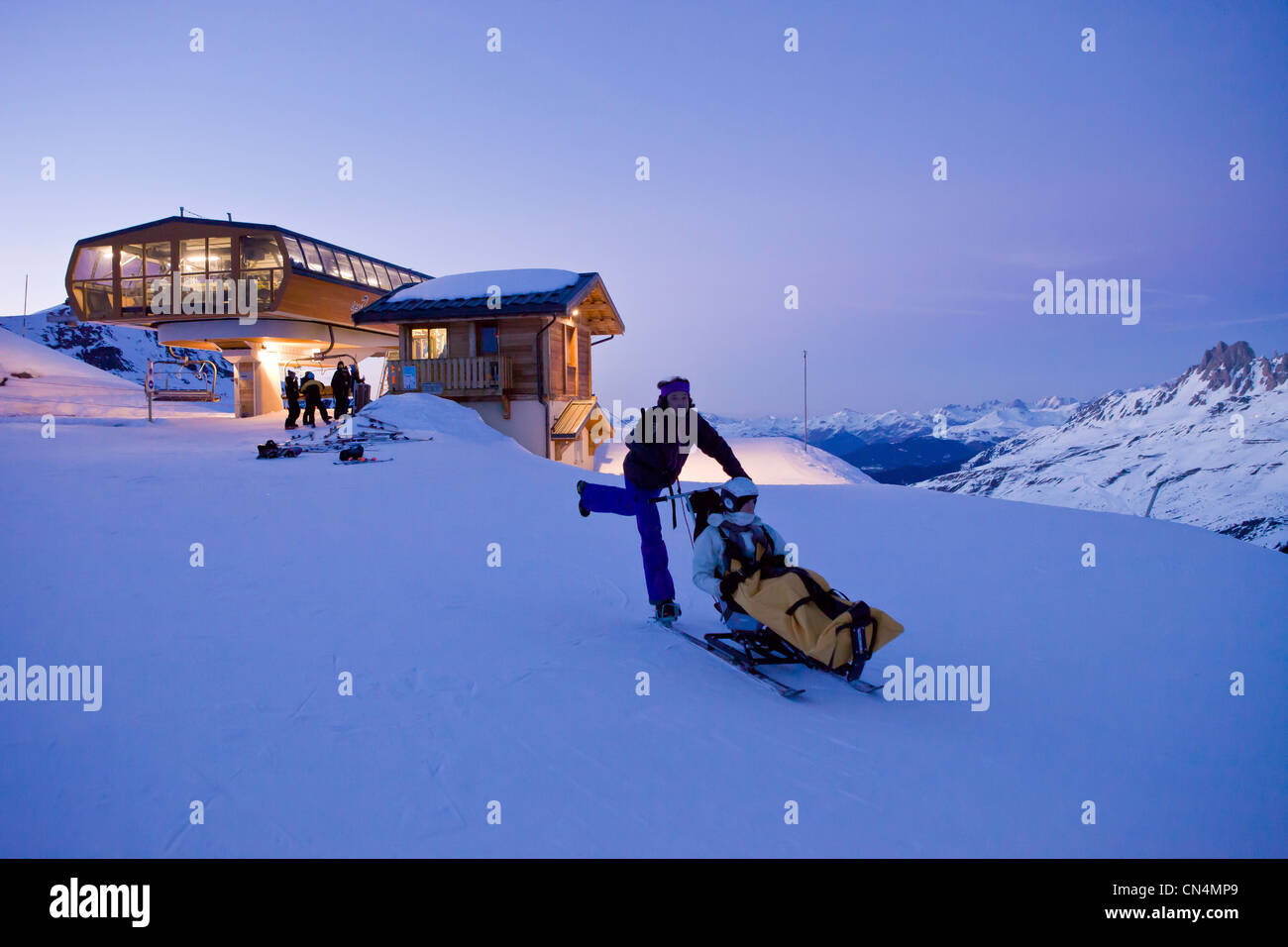 Frankreich, Savoyen, Meribel, Sessellift von Châtelet, Vorbereitung der Fackelabfahrt in Ski taxi seit dem Gipfel des Kabels Stockfoto