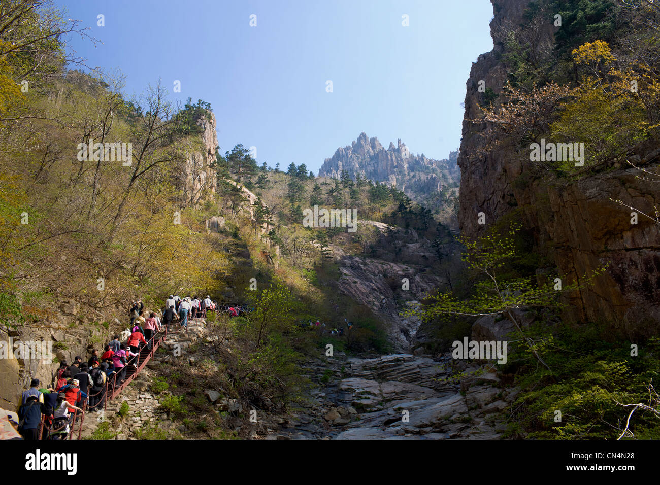 Nordkorea, Gangwon-Provinz, Kumgangsan Tourismusregion, südkoreanische Touristen trekking auf der Manmulsang (zehntausend Stockfoto