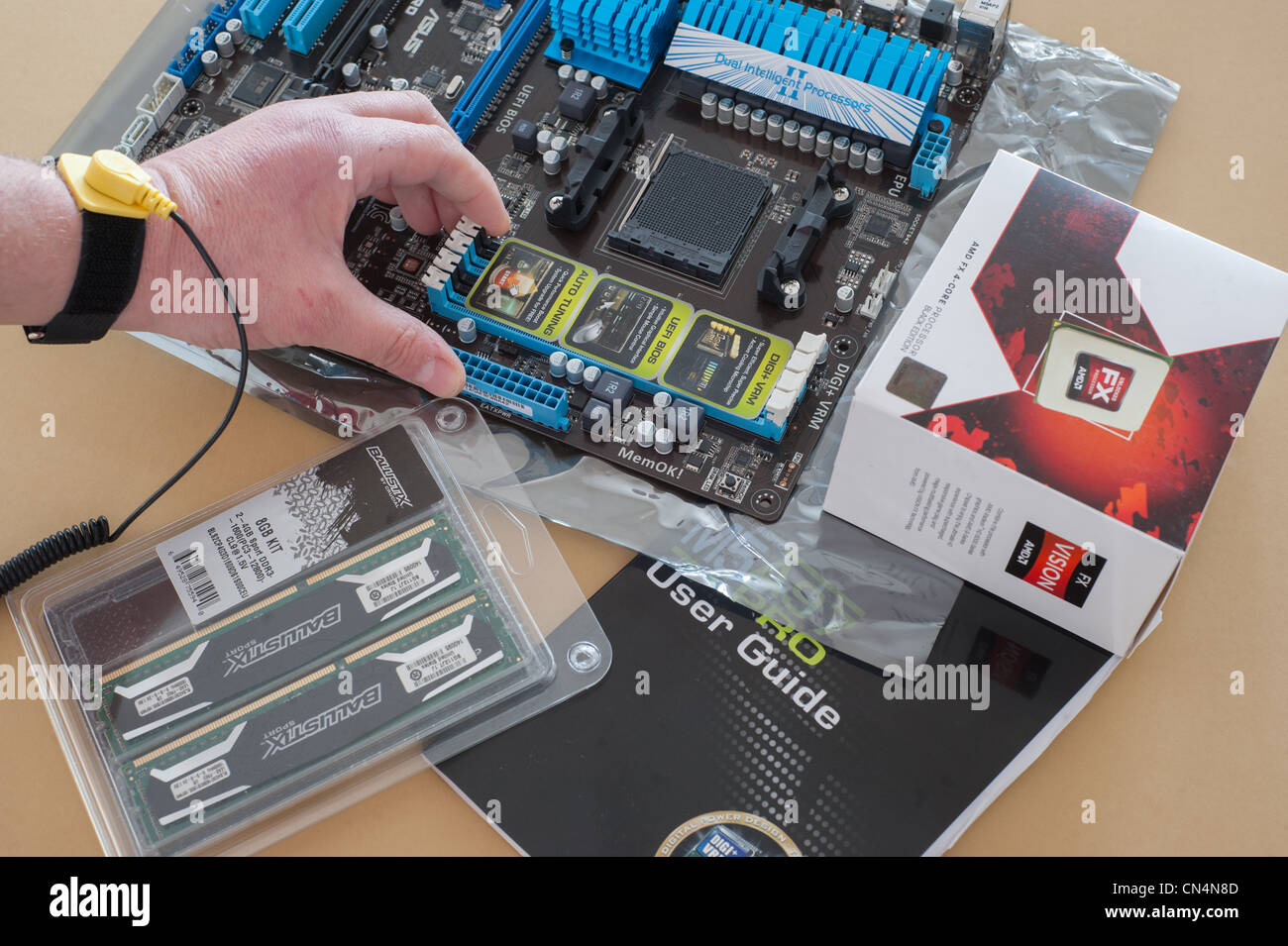 Neue Computer-Motherboard mit anti-statische ausgestatteten Ingenieure Hand etwa zur Durchführung von Installationsarbeiten. Stockfoto