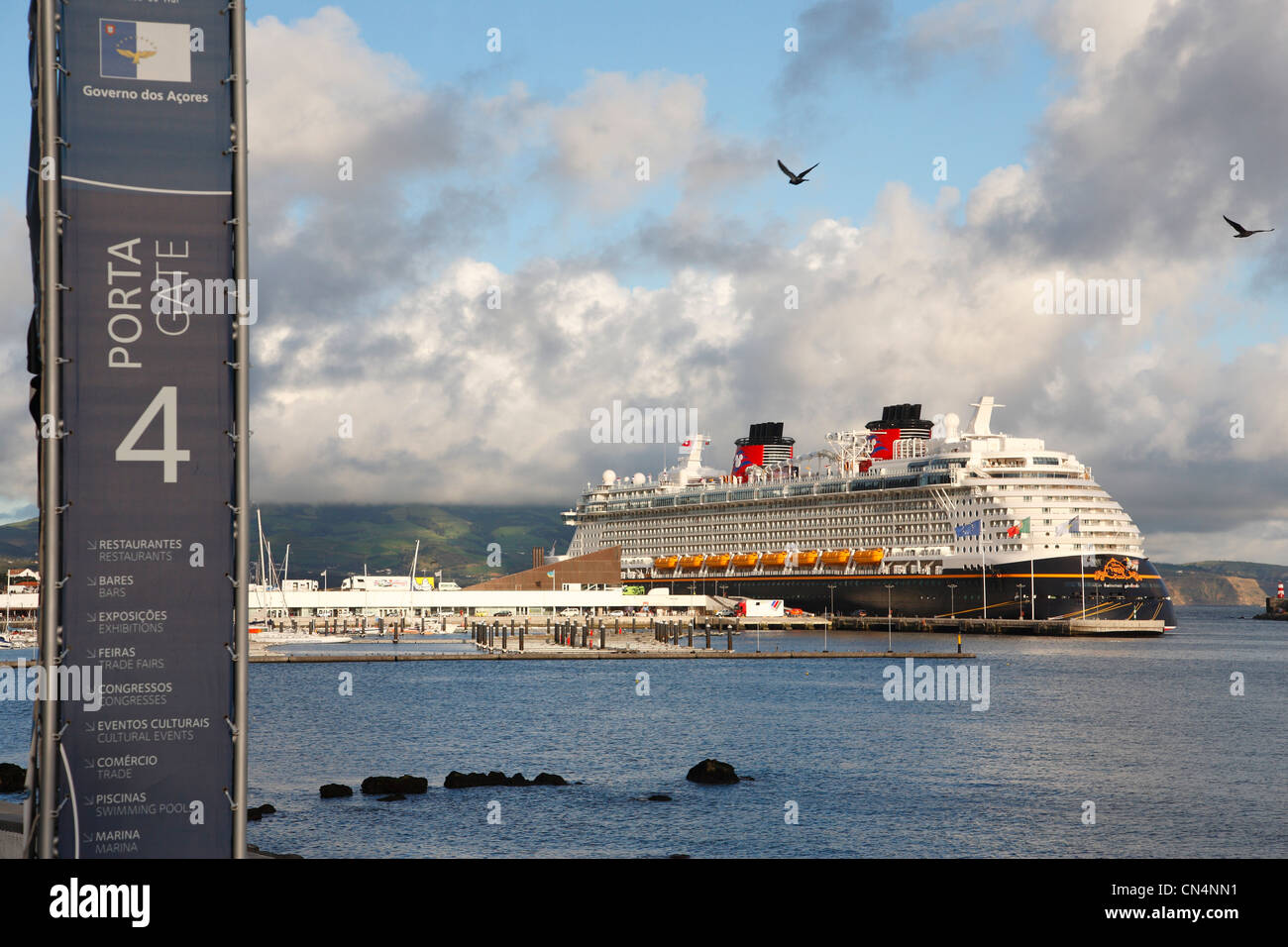 Die Disney Fantasy auf Sao Miguel Island, Azoren, für einen technischen Zwischenstopp bevor Sie getauft werden. Stockfoto