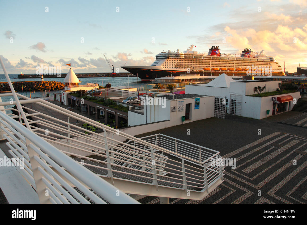 Die Disney Fantasy auf Sao Miguel Island, Azoren, für einen technischen Zwischenstopp bevor Sie getauft werden. Stockfoto