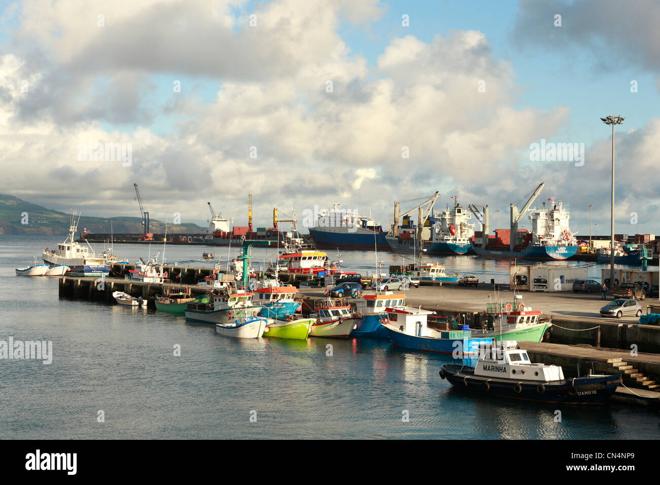 Angelboote/Fischerboote in der Bucht. Ponta Delgada, Insel Sao Miguel, Azoren, Portugal. Stockfoto