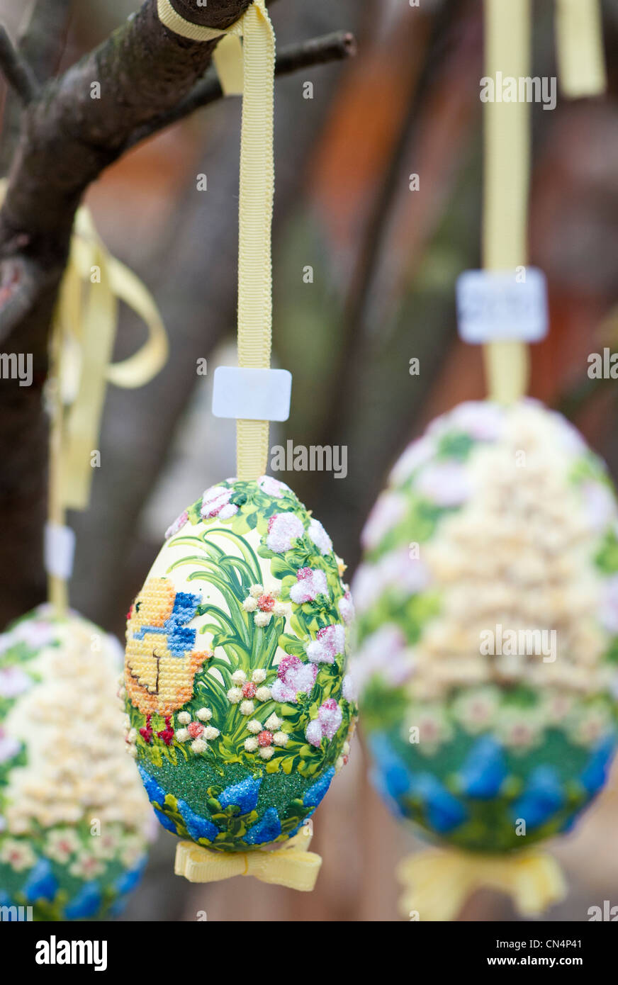 Handbemalte Eierschalen hängen an einem Ast an der alten Wiener Ostermarkt auf der Freyung, Vienna Ostern zu feiern. Stockfoto