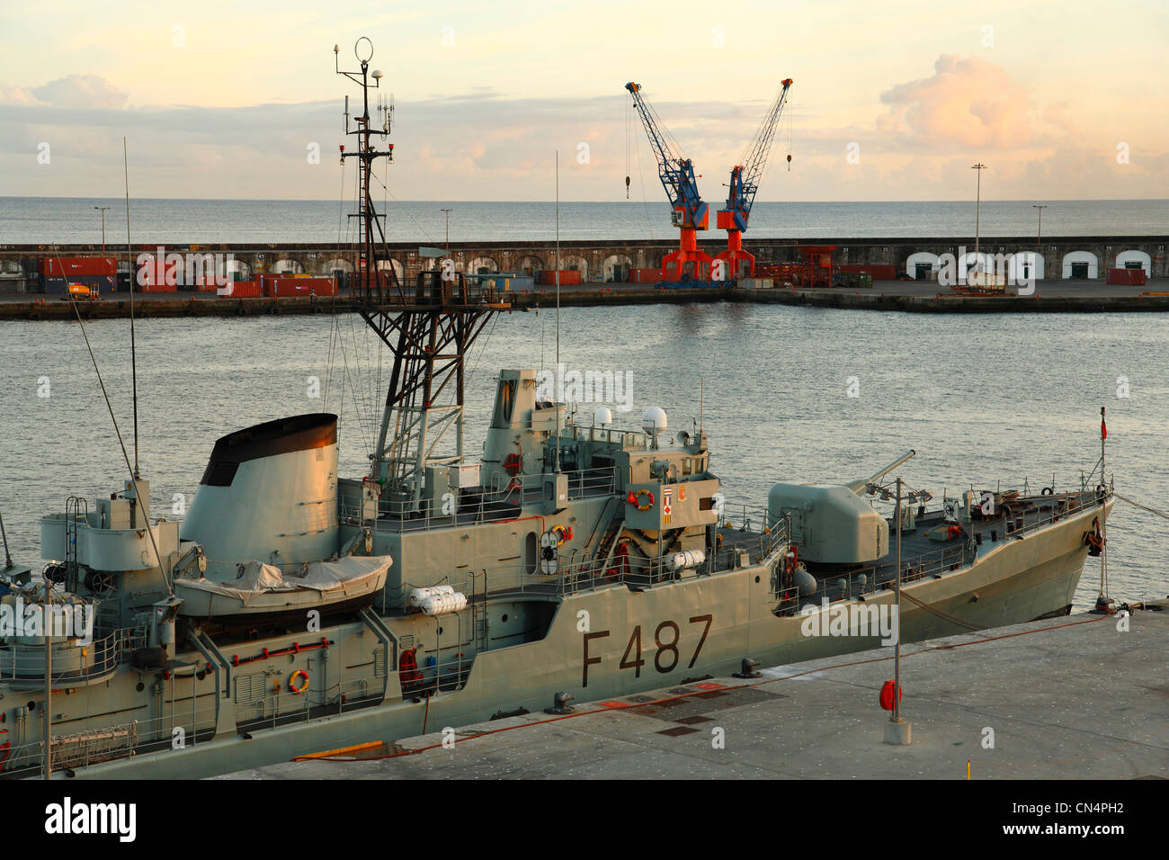 Portugiesische Marine Fregatte "NFP João Roby" in Ponta Delgada Hafenstadt, in der Dämmerung. Azoren, Portugal Stockfoto