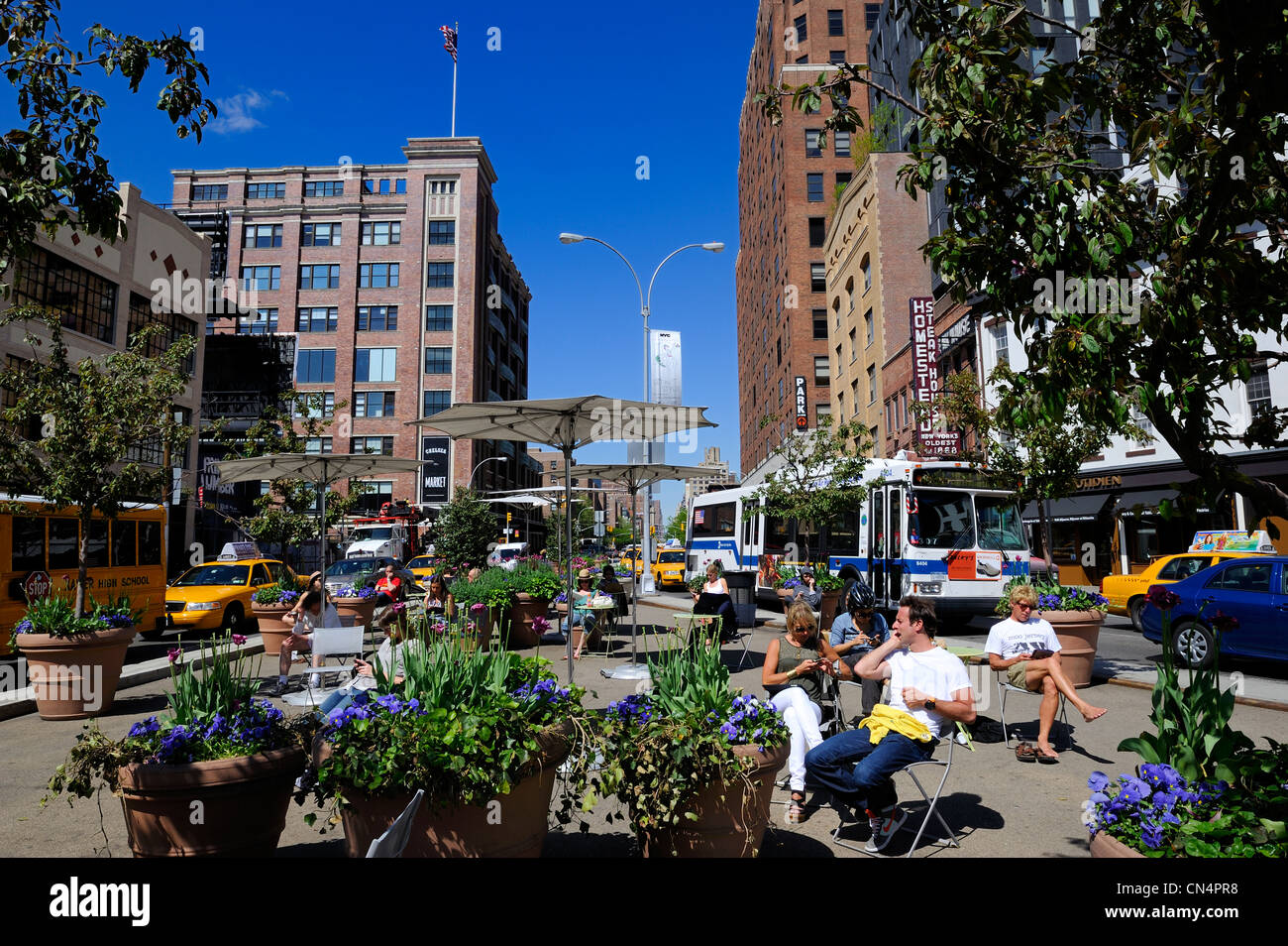Vereinigte Staaten, New York, Manhattan, Meatpacking District (Gansevoort Market), Terrasse, auf der Straße auf W 14th Street und 9th Stockfoto