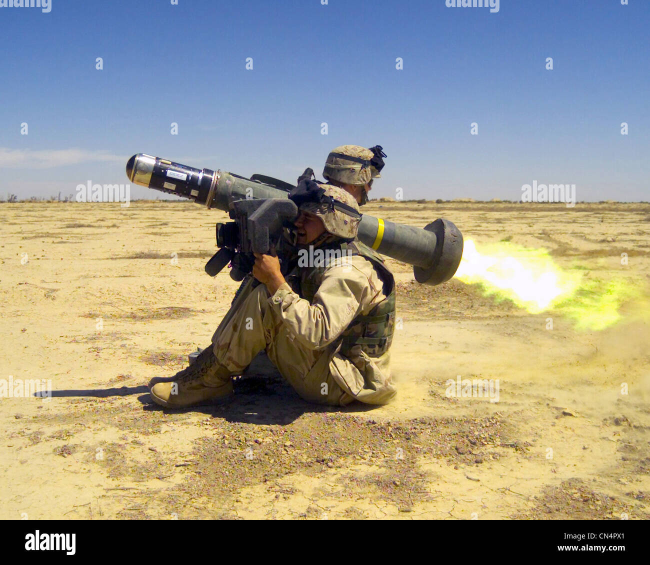 Zwei Mitglieder von uns Marine Corps (USMC) mit dem 2. Bataillon, 6. Marines Feuer eine Javelin Anti-Tank Flugkörper, Blair Airfield, Irak, zur Unterstützung der Operation IRAQI FREEDOM. Stockfoto