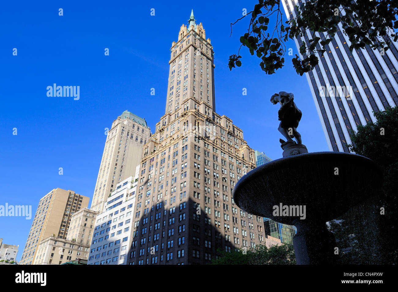USA, New York, Manhattan, Midtown, 5th Avenue, Sherry Netherland Gebäude und Pulizer Brunnen am Grand Army Plaza Stockfoto