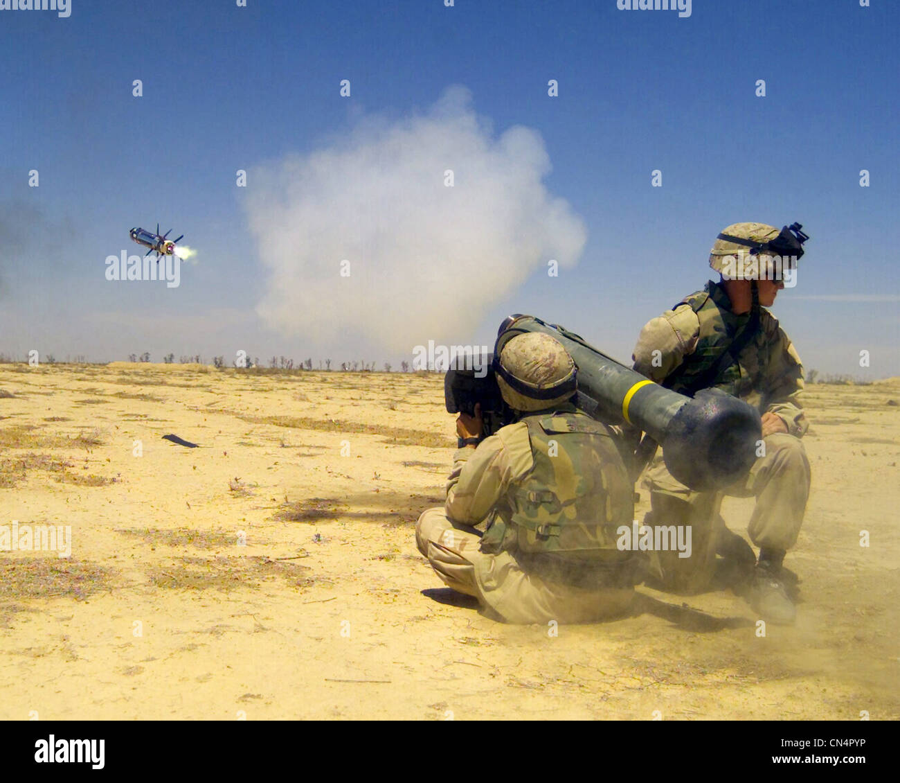 Zwei Mitglieder von uns Marine Corps (USMC) mit dem 2. Bataillon, 6. Marines Feuer eine Javelin Anti-Tank Flugkörper, Blair Airfield, Irak, zur Unterstützung der Operation IRAQI FREEDOM. Stockfoto