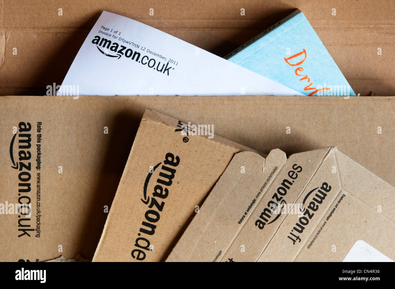 Amazon Buch Verpackung zeigt Website-Adressen aus verschiedenen Ländern. Stockfoto
