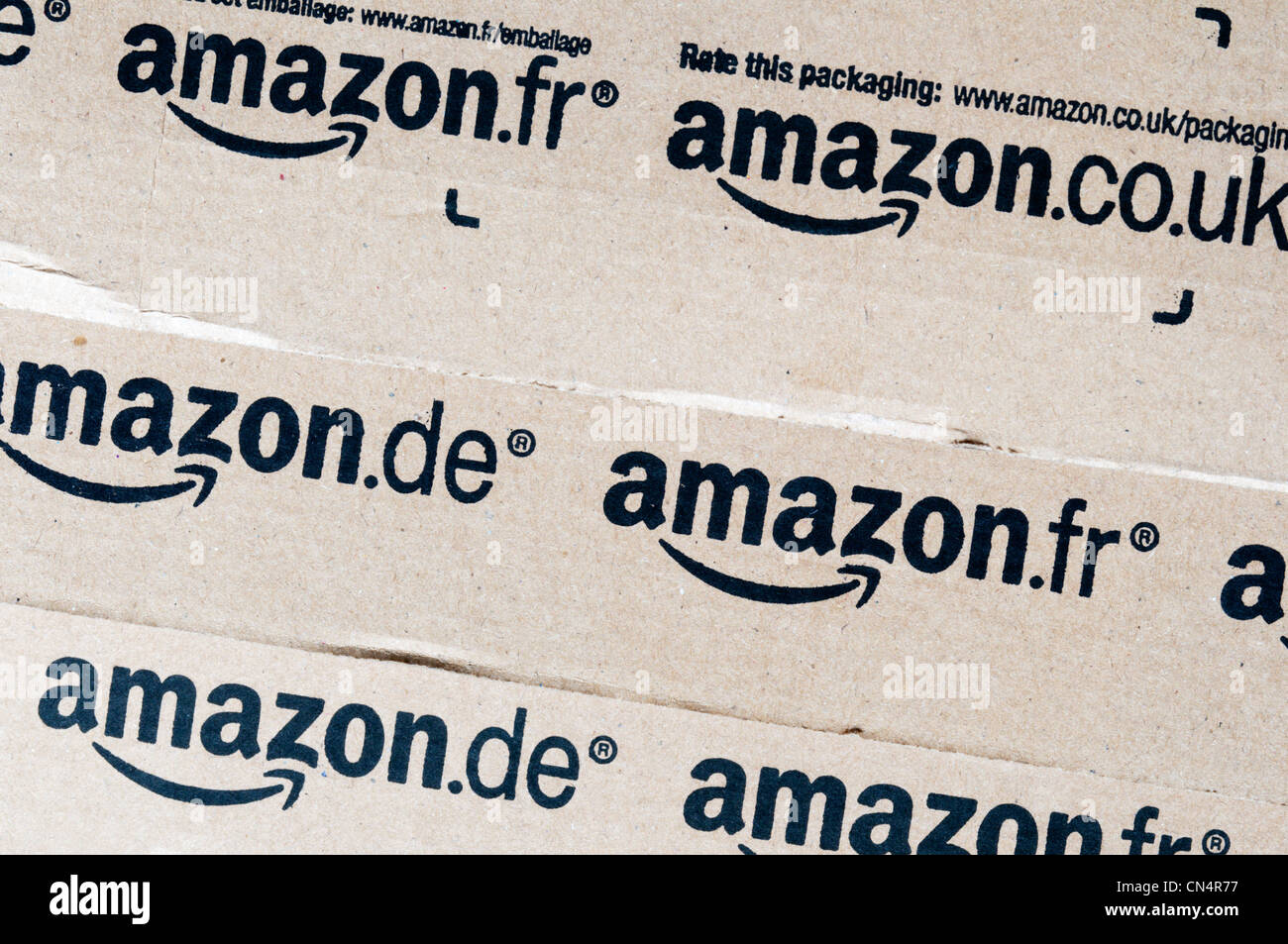 Amazon Buch Verpackung zeigt Website-Adressen aus verschiedenen Ländern. Stockfoto
