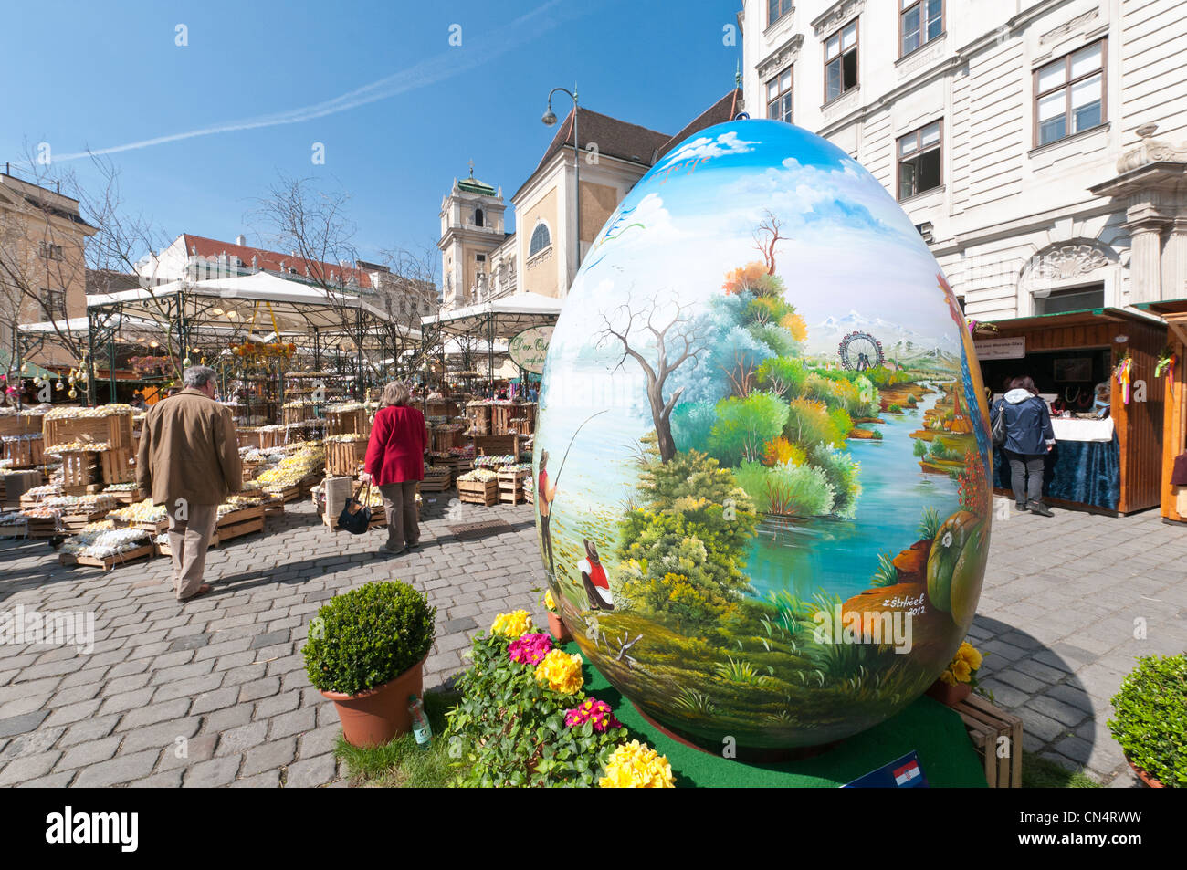 Ein Riesen Ei gemalt markiert den Eingang zum alten Wien-Ostermarkt auf der Freyung, Vienna. Stockfoto