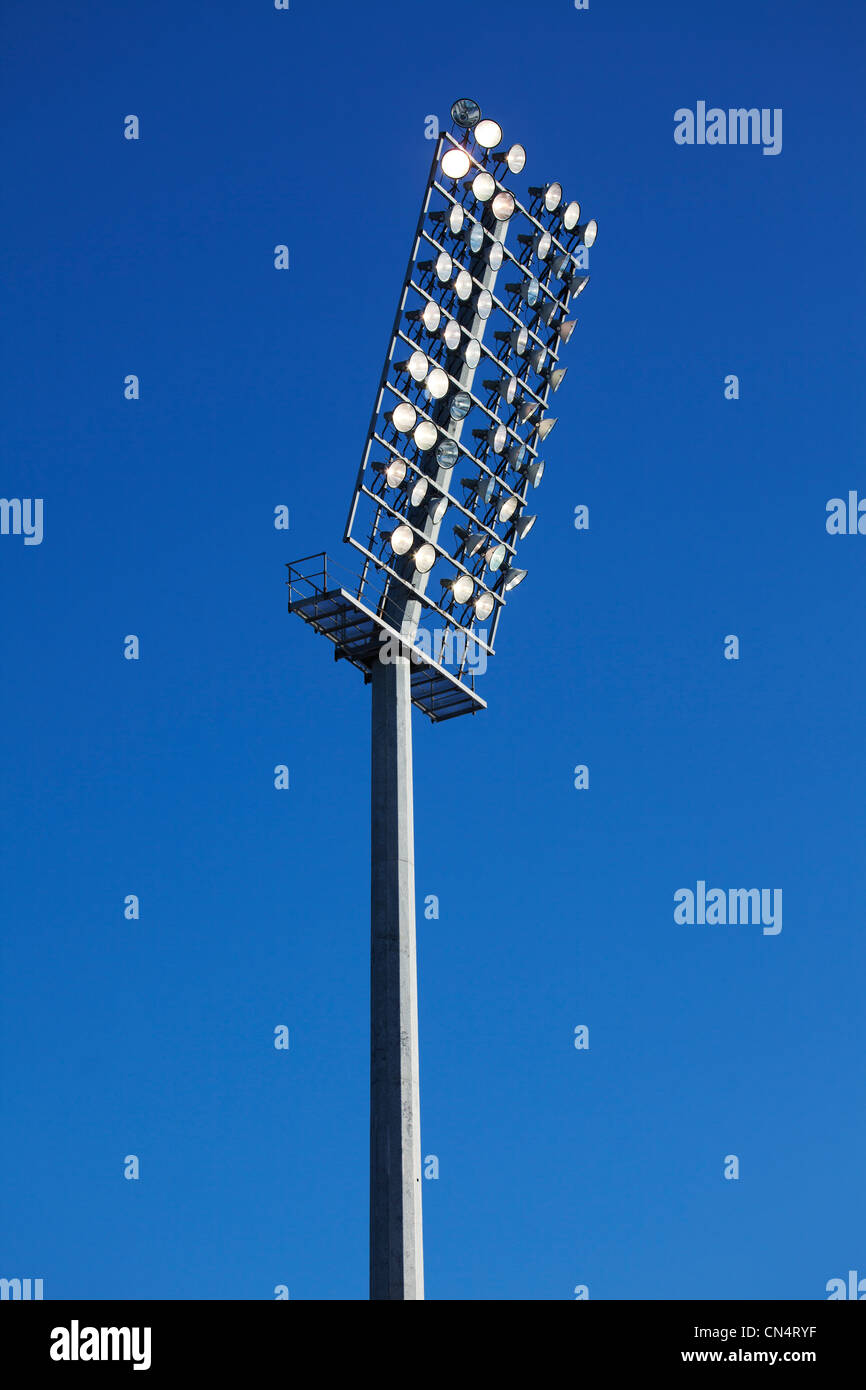 Stadion-Leuchten auf einem Sportplatz und blauer Himmel Stockfoto