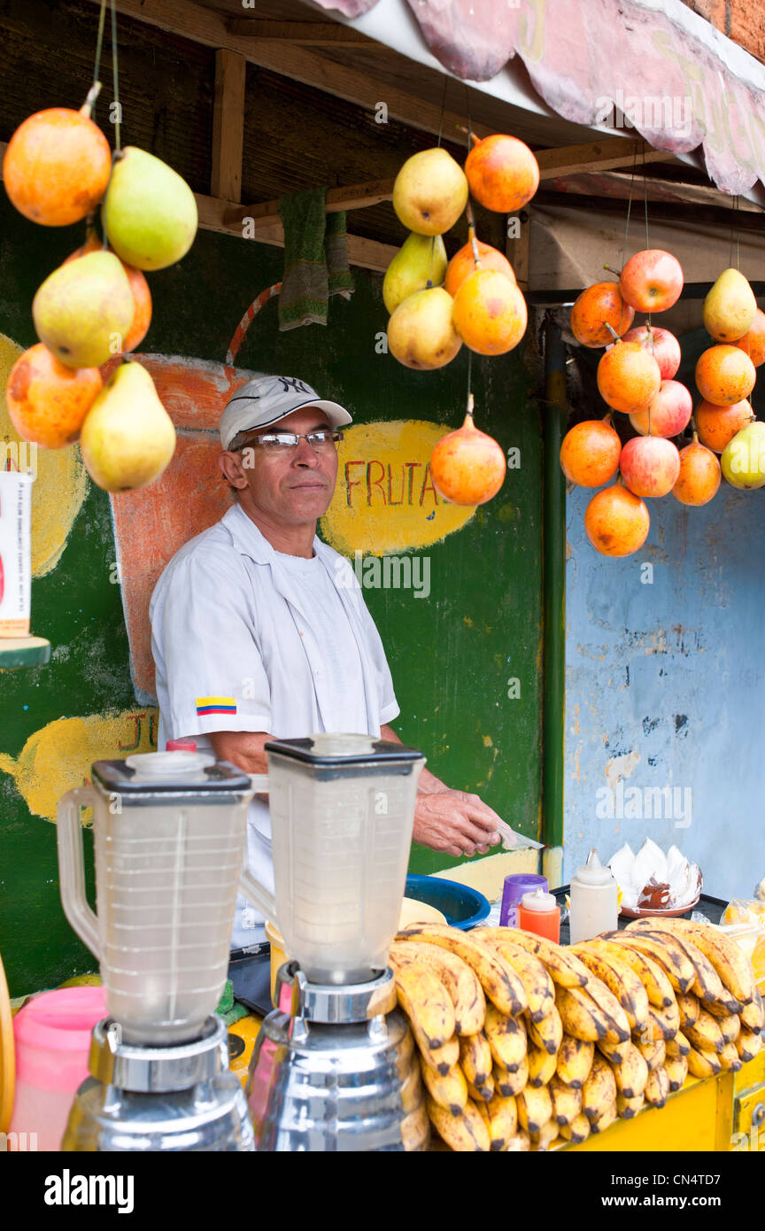 Kolumbien, Antioquia Abteilung, Medellin, Santo Domingo Savio Bezirk von armen Familien (Favela), Obst Saft Verkäufer bewohnt Stockfoto