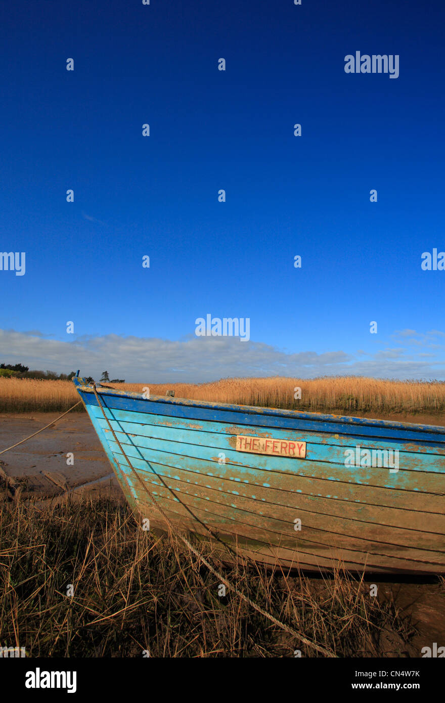 Eine blaue Holzboot und blauen Himmel bei Brancaster Staithe an der North Norfolk-Küste. Stockfoto